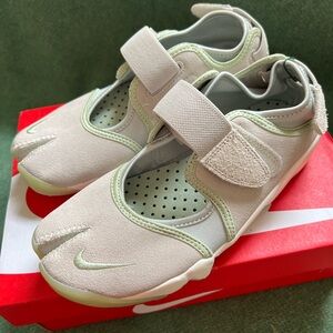 Nike Air Rift Light Bone Honey Dew Light Silver Sail - Women’s